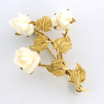 18 kt gold brooch set with white coral cut in flower head