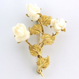 18k gouden broche bezet met witte koraal in bloem kop geslepen