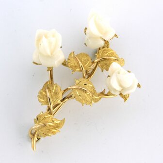18k gouden broche bezet met witte koraal in bloem kop geslepen