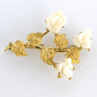 18 kt gold brooch set with white coral cut in flower head