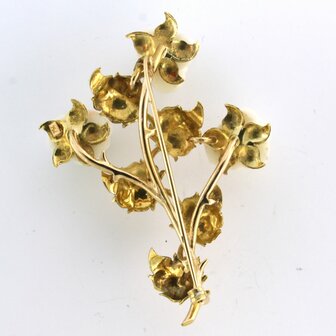 18 kt gold brooch set with white coral cut in flower head