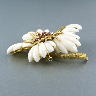 WEYERSBERG - 18k geel gouden broche bezet met robijn tot.1.50 ct en witte koraal