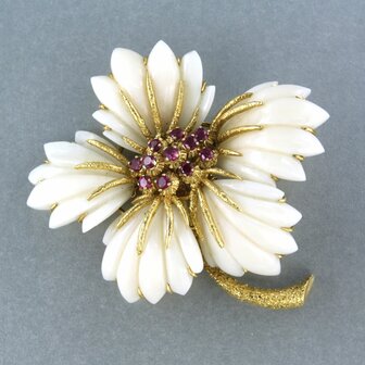 WEYERSBERG - 18k geel gouden broche bezet met robijn tot.1.50 ct en witte koraal