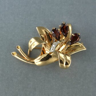 18k gouden broche bezet met granaat en Bolsjewiek geslepen diamant tot. 0.05ct