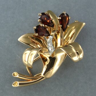 18k gouden broche bezet met granaat en Bolsjewiek geslepen diamant tot. 0.05ct