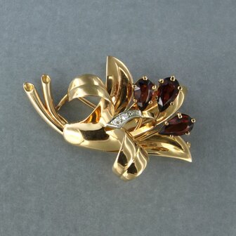 18k gouden broche bezet met granaat en Bolsjewiek geslepen diamant tot. 0.05ct