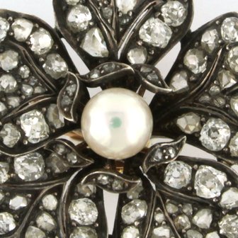 14k goud met zilver broche bezet met parel en Bolsjewiek en roos diamanten
