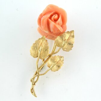 18k gouden broche met een in een rooskop geslepen van koraal