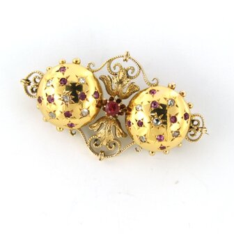 14 kt yellow gold brooch set with ruby ​​and diamond in total approx. 0.03 ct