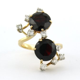 14k bicolour gouden ring bezet met granaat tot. 4,56ct en briljant geslepen diamanten tot. 0,36ct