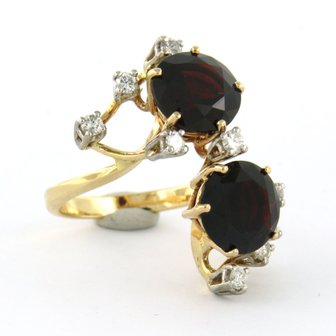 14k bicolour gouden ring bezet met granaat tot. 4,56ct en briljant geslepen diamanten tot. 0,36ct