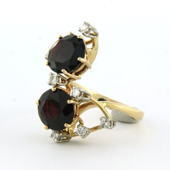 14k bicolour gouden ring bezet met granaat tot. 4,56ct en briljant geslepen diamanten tot. 0,36ct