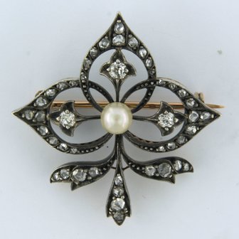 18 kt yellow gold with silver brooch in a French lely shape set with pearl and old mine cut and rose cut diamond