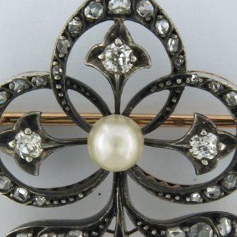 18 kt yellow gold with silver brooch in a French lely shape set with pearl and old mine cut and rose cut diamond