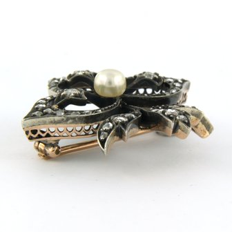 18 kt yellow gold with silver brooch in a French lely shape set with pearl and old mine cut and rose cut diamond