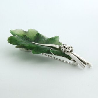18 kt white gold brooch set with moss agate and brilliant cut diamond, approx. 0.20 ct in total