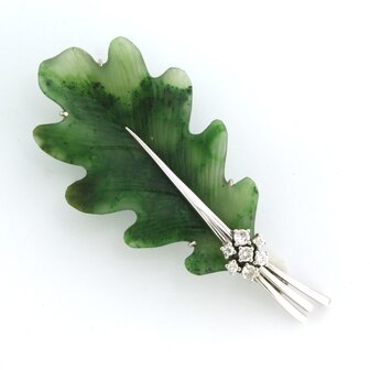 18 kt white gold brooch set with moss agate and brilliant cut diamond, approx. 0.20 ct in total