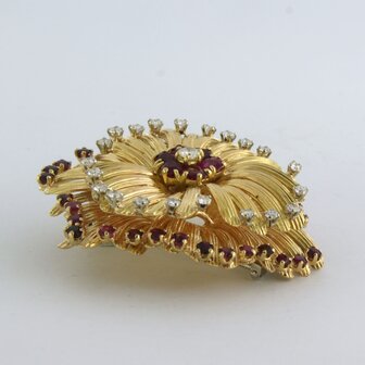 18K yellow gold brooch set with ruby ​​and brilliant cut diamond