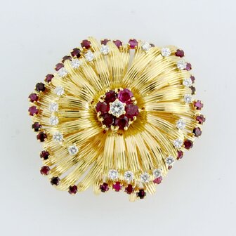 18K geel gouden broche bezet met robijn en briljant geslepen diamant tot. 1,00ct