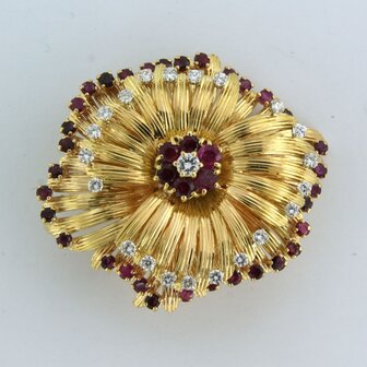 18K geel gouden broche bezet met robijn en briljant geslepen diamant tot. 1,00ct