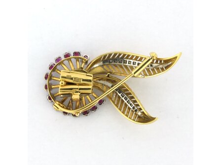 Bicolor gold retro brooch set with ruby ​​and brilliant and single cut diamonds. 0.40ct