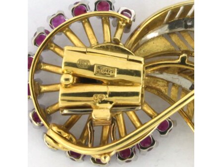 Bicolor gold retro brooch set with ruby ​​and brilliant and single cut diamonds. 0.40ct