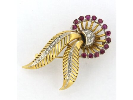 Bicolor gold retro brooch set with ruby ​​and brilliant and single cut diamonds. 0.40ct