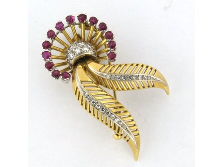 Bicolor gold retro brooch set with ruby ​​and brilliant and single cut diamonds. 0.40ct