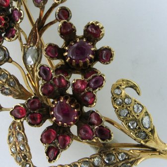 18k yellow gold branch brooch set with ruby ​​and diamond tot. 0.50ct