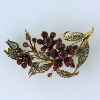 18k yellow gold branch brooch set with ruby ​​and diamond tot. 0.50ct