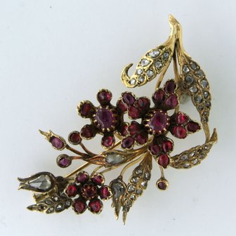 18k yellow gold branch brooch set with ruby ​​and diamond tot. 0.50ct