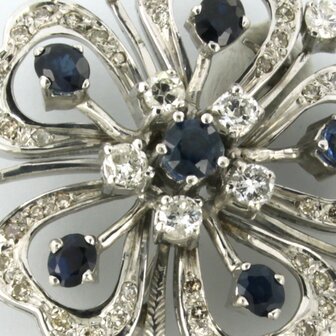 14k white gold brooch in the shape of a flower set with sapphire and brilliant cut diamonds