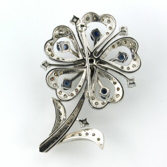 14k white gold brooch in the shape of a flower set with sapphire and brilliant cut diamonds