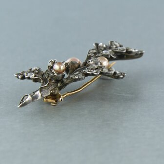 Gold and silver brooch set with pearl and rose cut diamonds. 0.50ct