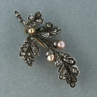 Goud met zilver broche bezet met parel en rose cut geslepen diamanten tot. 0,50ct