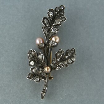 Goud met zilver broche bezet met parel en rose cut geslepen diamanten tot. 0,50ct