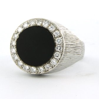 18k white gold men&#039;s ring set with onyx and a brilliant-cut diamond entourage. 0.50ct