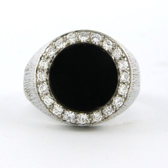 18k white gold men&#039;s ring set with onyx and a brilliant-cut diamond entourage. 0.50ct