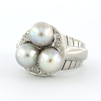 18 kt white gold ring set with pearl and Bolshevik cut diamond tot. 0.23ct