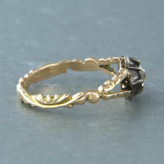 14 kt yellow gold ring with Z2 silver head set with Bolshevik cut diamond tot. 0.35ct