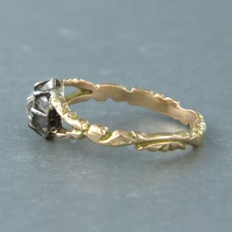 14 kt yellow gold ring with Z2 silver head set with Bolshevik cut diamond tot. 0.35ct