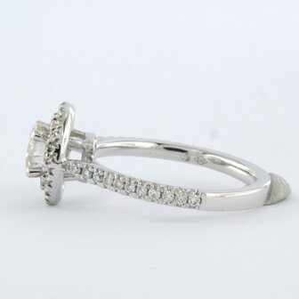14k witgouden ring bezet met centraal een briljant geslepen diamant 0,61ct en briljant geslepen diamanten 0,39ct