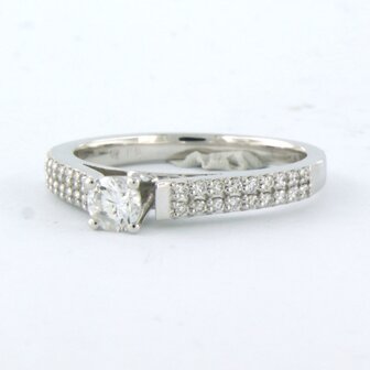 18k wit gouden ring bezet met centraal een briljant geslepen diamant 0.26 ct en briljant geslepen diamanten 0,12ct
