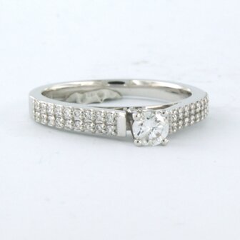 18k wit gouden ring bezet met centraal een briljant geslepen diamant 0.26 ct en briljant geslepen diamanten 0,12ct