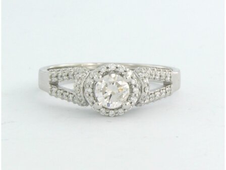 14k witgouden entourage ring bezet met briljant geslepen diamant 0.39 ct en briljant geslepen diamanten 0.32 ct