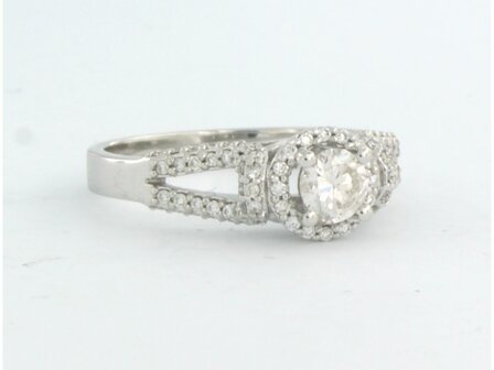 14 kt white gold ring set with brilliant cut diamond 0.39 ct and brilliant cut diamonds 0.32 ct