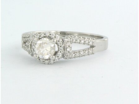 14k witgouden entourage ring bezet met briljant geslepen diamant 0.39 ct en briljant geslepen diamanten 0.32 ct