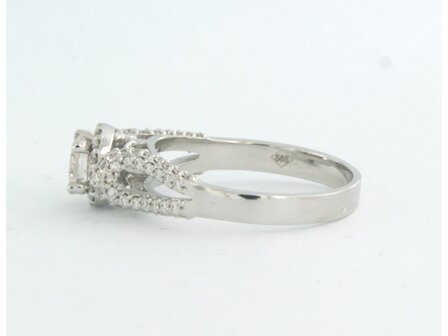 14k witgouden entourage ring bezet met briljant geslepen diamant 0.39 ct en briljant geslepen diamanten 0.32 ct