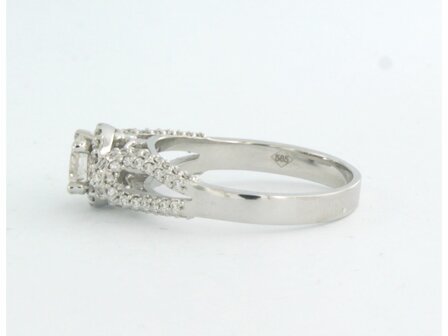 14 kt white gold ring set with brilliant cut diamond 0.39 ct and brilliant cut diamonds 0.32 ct