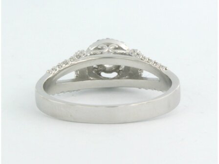 14 kt white gold ring set with brilliant cut diamond 0.39 ct and brilliant cut diamonds 0.32 ct